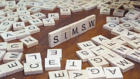 La-Palabra-Estafa-Telefónica-Simswap-Se-Forma-A-Partir-De-Mosaicos-De-Letras-Scrabble-En-El-Borde