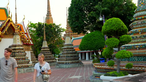 Pareja-Joven-Caucásica-Visitando-El-Templo-Wat-Pho-Al-Atardecer