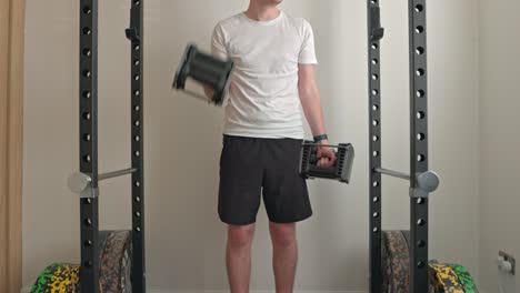 Statische-Aufnahme-Eines-Jungen-Athletischen-Mannes,-Der-In-Einem-Kniebeugenständer-Mit-Hanteln-Bizepscurls-Macht