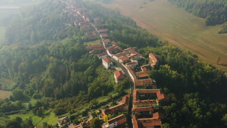 Luftaufnahme-Einer-Langen-Straße-Inmitten-Von-Gebäuden-Im-Dunstigen-Scurzolengo,-Italien