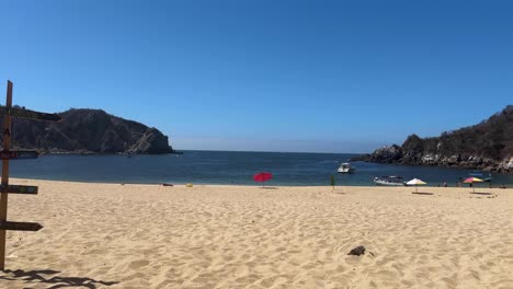 Hyperlapse-Muestra-La-Playa-Cacaluta-En-Oaxaca,-México,-Donde-Los-Turistas-Toman-El-Sol