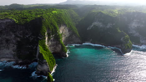 Atemberaubende-Weitwinkelaufnahme-Aus-Der-Luft,-Klippen-Am-Strand-Von-Nusa-Penida,-Indonesien