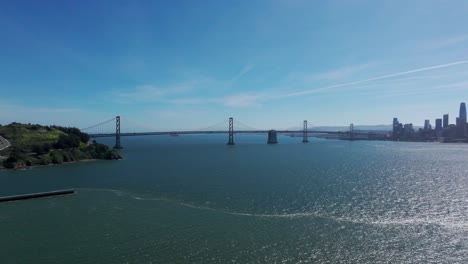 Toma-Aérea-De-Drones-De-San-Francisco-Y-El-Puente-De-La-Bahía-De-Oakland