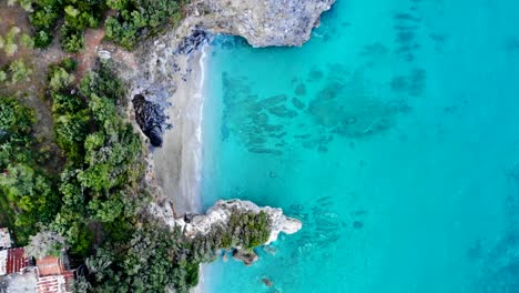 Beach-lined-with-rocks-and-crystal-clear-water-glows-in-beautiful-turquoise-colors