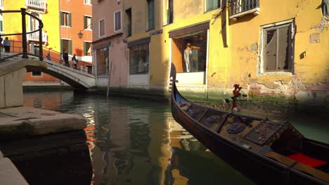 Venezianische-Ruderer-Gondoliere-Segelt-Durch-Wasserkanal-In-Venedig