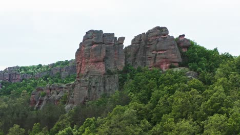 Felsvorsprung-Belogradchik-Sandstein-Forstwirtschaft-Landschaft-Drohnenaufnahme