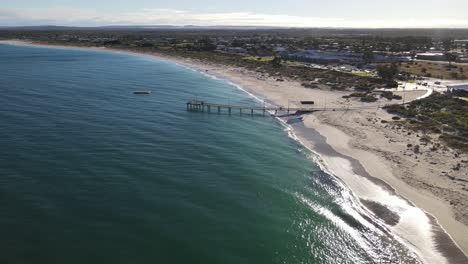 Avión-Teledirigido-Sobre-El-Muelle-De-Jurien-Bay-Town-Con-Agua-Azul-En-Un-Día-Soleado