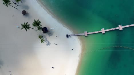 Vista-Aérea-De-Drones-De-Personas-Caminando-Cerca-De-Tirolina-Con-Palmeras-En-La-Playa-Arenosa-Del-Océano-Siloso-Isla-Sentosa-Singapur-Asia-Turismo-Viajes