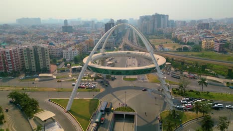 Vista-Aérea-De-La-Puerta-Biswa-Bangla-O-La-Puerta-De-Kolkata-En-La-Arteria-Principal