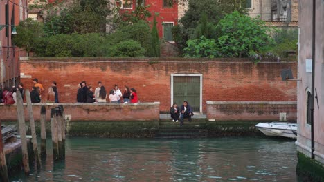 Italiener-Genießen-Den-Abend-Am-Wasserkanal-In-Venedig