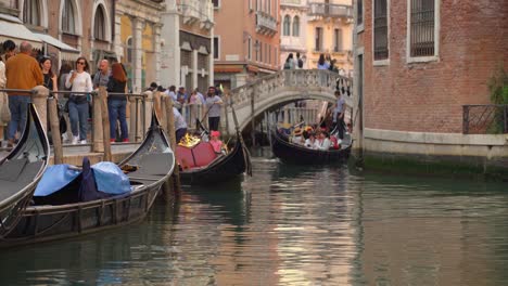 Gondoliere-Ruderer-Segelt-Mit-Leerer-Gondel-Im-Wasserkanal-In-Venedig