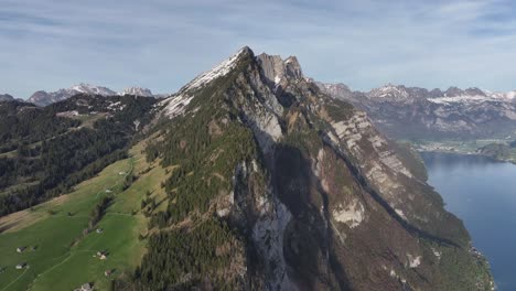 Sombra-Del-Pico-Säntis-Sobre-El-Lago-Walensee,-Suiza---Antena