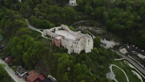 Luftbild-Des-Schlosses-Kazimierz-Dolny-Mit-Panorama-Der-Romanischen-Ruinen-Der-Stadt-Vistulan-Am-Hang-In-Polen