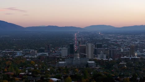 Edificio-Del-Capitolio-Del-Estado-De-Utah-Y-Paisaje-Urbano-Al-Atardecer,-Salt-Lake-City-En-Utah,-EE.UU.