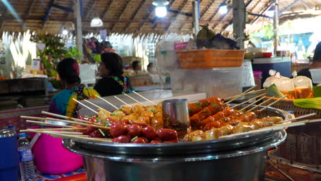 Brochetas-De-Carne-En-Un-Plato-Caliente-En-Un-Mercado-Callejero-Asiático