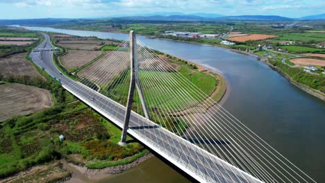 Tráfico-De-Drones-Cruzando-El-Puente-Thomas-Francis-Meagher-Sobre-El-Río-Suir-En-Waterford,-Irlanda,-Con-Las-Montañas-Comeragh-Al-Fondo.