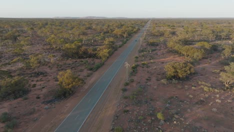 Drohnenclip,-Der-Autos-Zeigt,-Die-Auf-Einer-Abgelegenen-Landstraße-Durch-Das-Australische-Outback-Fahren
