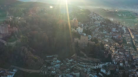 Alte-Historische-Burgsiedlung-In-Bergiger-Gegend-In-Südeuropa,-Luftaufnahme