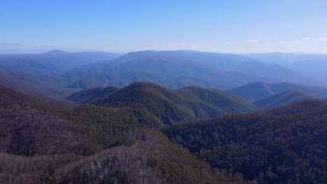 Mit-Dichtem-Dickicht-Bedeckte-Bergketten-Im-Kosciuszko-Nationalpark,-New-South-Wales,-Australien