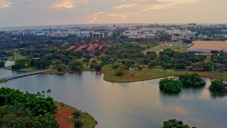 Vista-Aérea-Del-Parque-De-La-Ciudad-De-Brasilia-Al-Atardecer