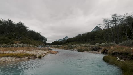 Río-Esmeralda-Que-Fluye-Cerca-De-Ushuaia-En-El-Parque-Nacional-Tierra-De-Fuego-En-La-Patagonia-Argentina