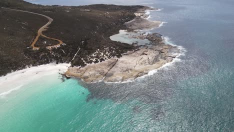 Drohnenluftaufnahme-Eines-Küstenstrandes-Mit-Strahlend-Blauem-Wasser-In-Einem-Australischen-Reservat