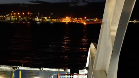 Un-Barco-Saliendo-Del-Puerto-Por-La-Noche