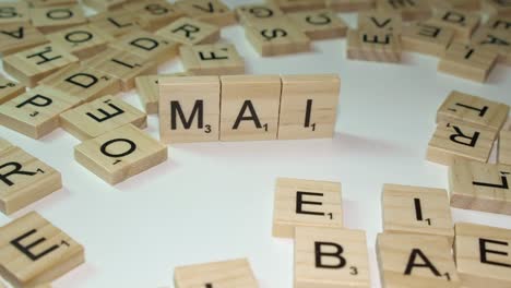 Primer-Plano:-Mosaicos-De-Letras-De-Scrabble-Forman-Correo-De-Palabras-Sobre-Una-Mesa-Blanca