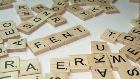 Auf-Weißem-Tisch,-Umgeben-Von-Scrabble-Buchstabensteinen,-Wort-Fentanyl-Gemacht