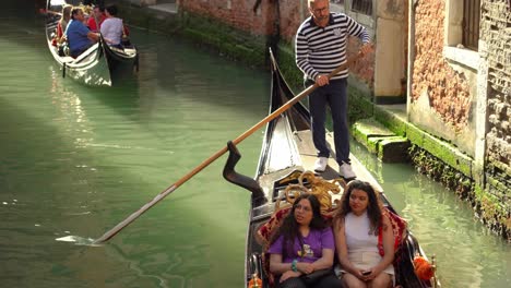 Zwei-Junge-Mädchen-Segeln-An-Einem-Sonnigen-Tag-In-Einer-Gondel-Auf-Dem-Venedig-Wasserkanal