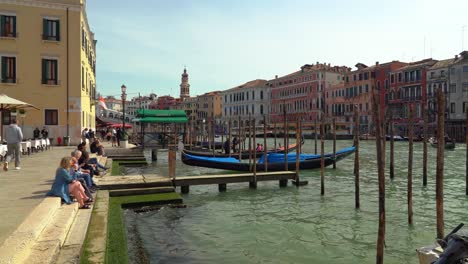 Gente-Disfrutando-Del-Sol-Cerca-Del-Gran-Canal-De-Venecia