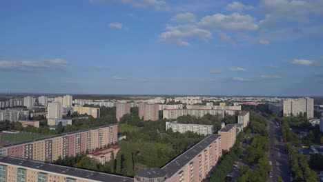 Campo-De-Deportes-Del-Paisaje-Urbano-En-Medio-De-Edificios-De-Gran-Altura