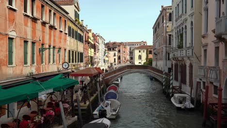 Steinbogenbrücke-über-Den-Wasserkanal-In-Venedig