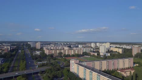 Stadtbild-Sportplatz-Inmitten-Von-Hochhäusern