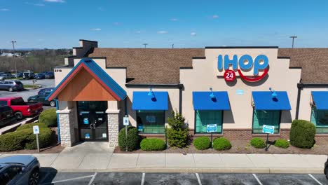 Ihop-24-Stunden-Geöffnetes-Restaurant-In-Amerika-Mit-Bunter-Fassade