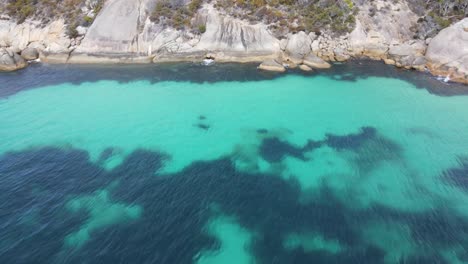 Antena-De-Drones-Retrocediendo-Desde-Una-Playa-Costera-De-Aguas-Azules-En-Australia