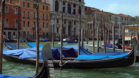 überdachte-Gondeln-Im-Canale-Grande-In-Venedig