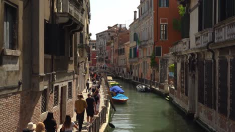 Touristen-Spazieren-Durch-Die-Schmale-Passage-Des-Wasserkanals-In-Venedig