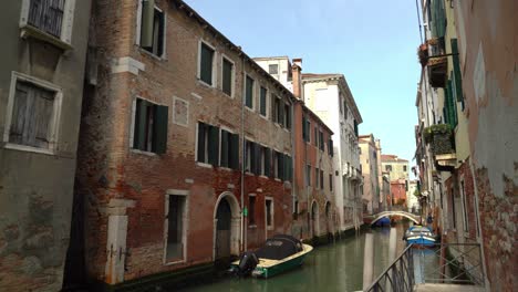 Alte-Rote-Backsteinhäuser-In-Der-Nähe-Des-Wasserkanals-In-Venedig