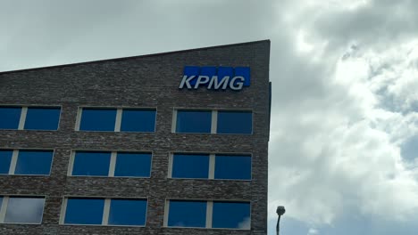 Edificio-Kpmg-Klynfeld-peat-marwick-goerdeler-En-La-Ciudad-De-Enschede-Durante-El-Día-Nublado,-Países-Bajos