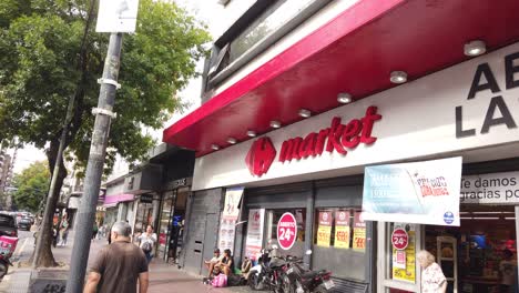 Toma-De-Establecimiento-En-La-Tienda-De-Conveniencia-Del-Supermercado-Carrefour,-Gente-Caminando-Por-La-Calle-De-La-Ciudad-De-Buenos-Aires,-Peatones-En-El-Barrio-De-La-Zona-Comercial.