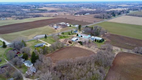 Luftüberflug-Einer-Farm-In-Der-Landschaft-Von-Wisconsin