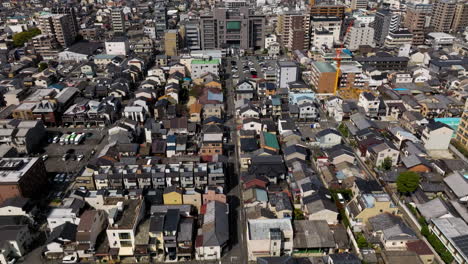 Fliegen-Sie-über-Ein-Wohnviertel-Im-Stadtbild-Von-Kyoto,-Japan