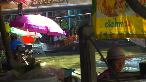 Turistas-Explorando-En-Barco-Un-Mercado-Flotante-En-Bangkok.