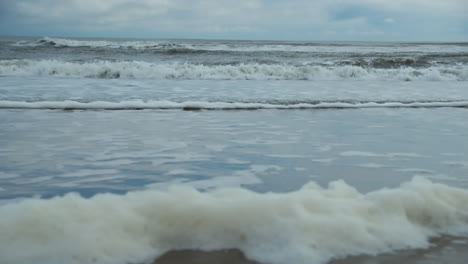 Las-Olas-Arrastran-Espuma-En-La-Playa-De-Nueva-Jersey.