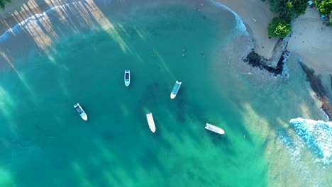 Paisaje-Aéreo-De-Drones-Sobre-Barcos-Atracados-En-La-Playa-Arenosa-De-La-Bahía-Del-Océano-Con-Olas-En-El-Canal-Hikkaduwa-Sri-Lanka-Viajes-Vacaciones-Turismo-Asia