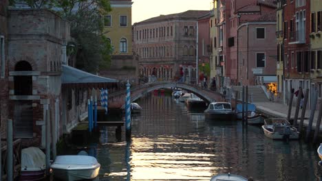 Italiener-Gehen-Auf-Der-Steinernen-Bogenbrücke-über-Den-Kanal-In-Venedig