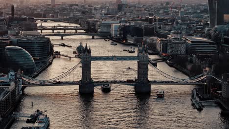 Serenidad-Al-Atardecer:-Vista-Aérea-Del-Tower-Bridge-En-Medio-Del-Tráfico-Fluvial-De-Londres