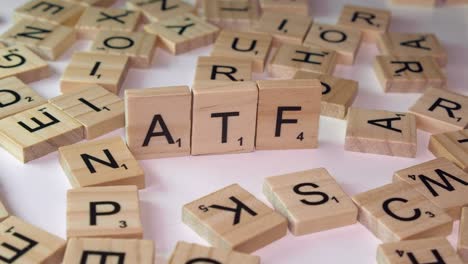 Nahaufnahme-Von-Scrabble-Buchstabensteinen-Aus-Der-US-Regierungsbehörde-Mit-Der-Abkürzung-ATF