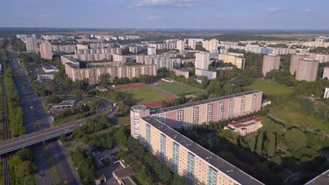 Campo-De-Deportes-Del-Paisaje-Urbano-En-Medio-De-Edificios-De-Gran-Altura